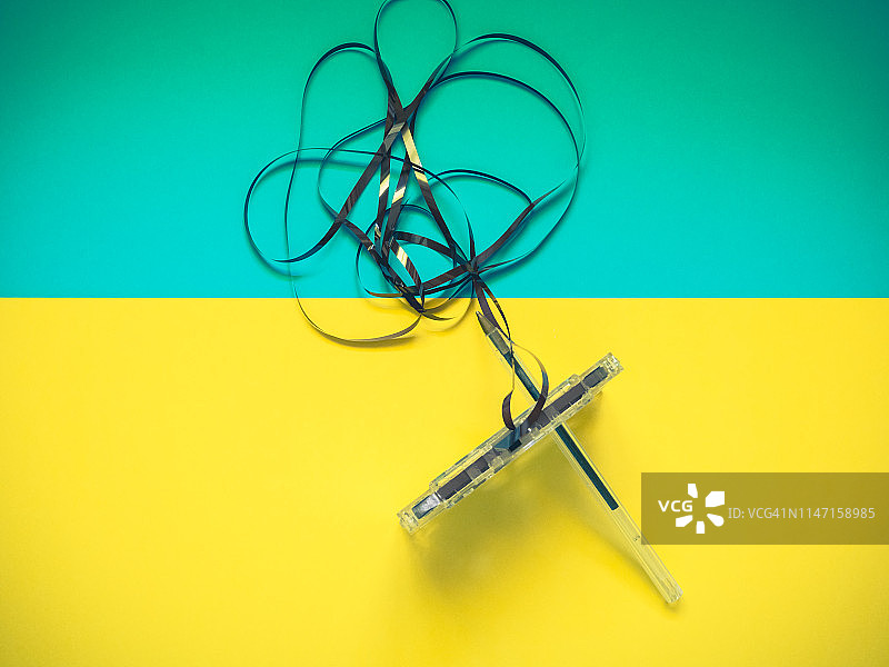 复古风格的单盒录音带，顶部磁带松散，带有一支笔图片素材