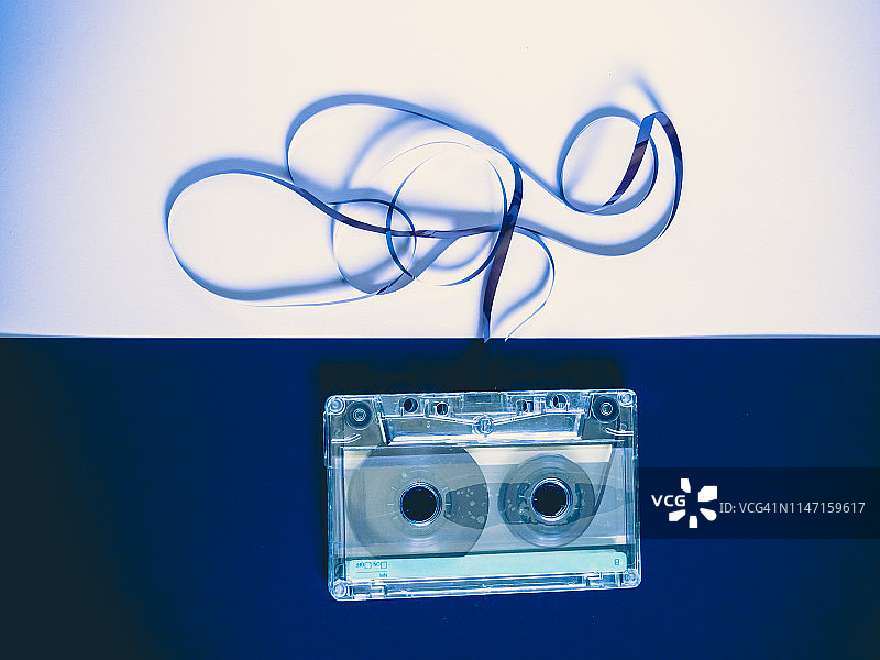 单盘音频卡带，复古风格，顶部的磁带散落出来图片素材