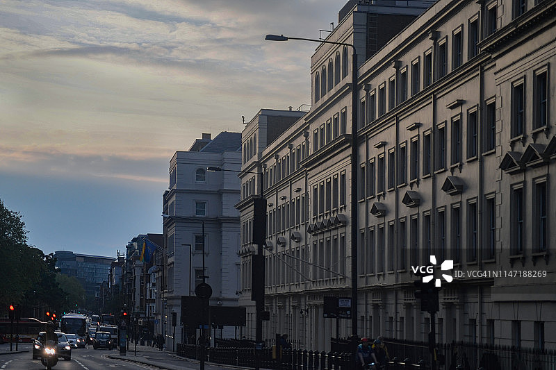 黄昏时分的议会广场图片素材