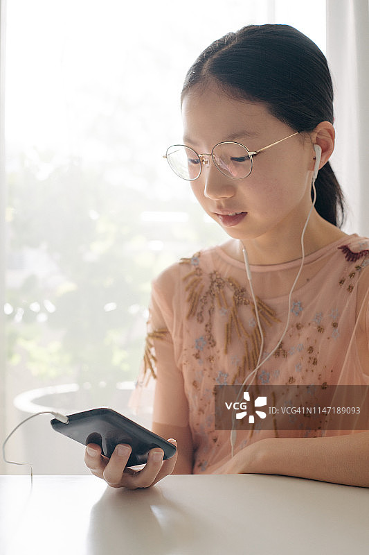 女孩戴着耳机听音乐图片素材