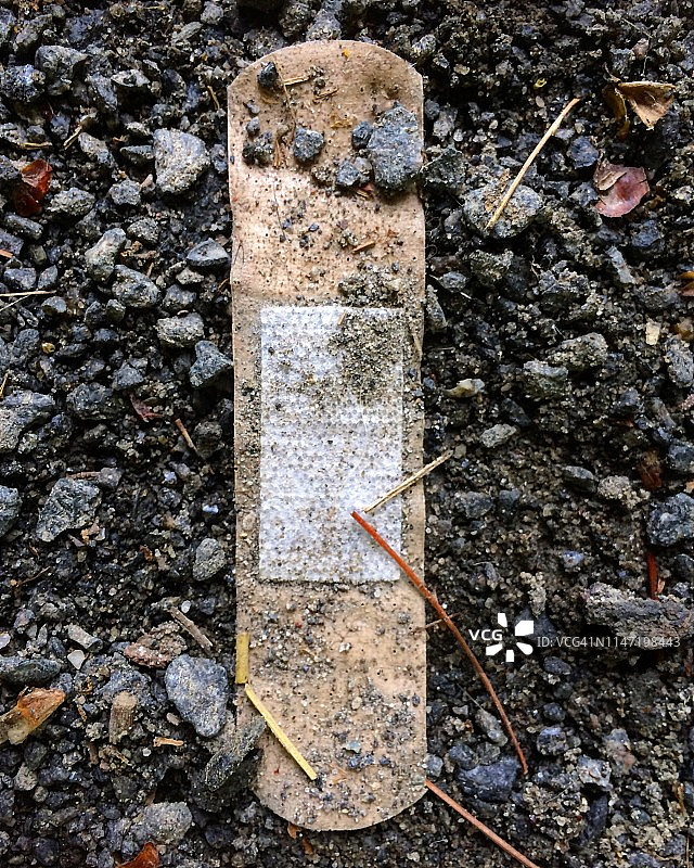 污垢中的医用膏药图片素材