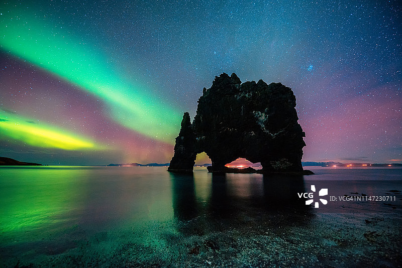 冰岛象石上空的北极光图片素材