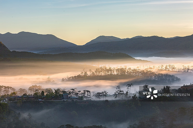 雾气和阳光下的梦幻村庄图片素材