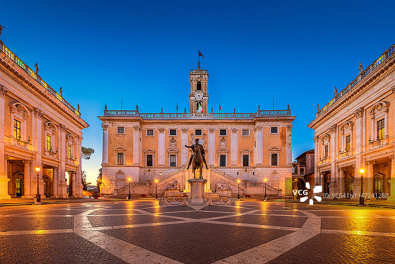 意大利罗马卡比托利欧山顶的卡比托利欧广场和参议员宫的外观以及马可·奥勒留骑马雕像的复制品图片素材