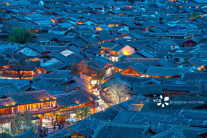 中国云南丽江古城傍晚城市景观（高角度）图片素材