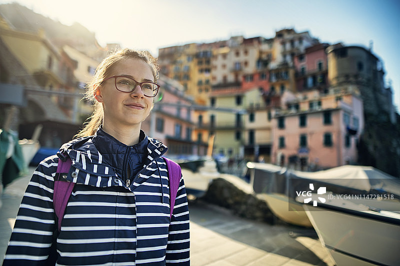 在意大利五渔村马纳罗拉观光的少女游客图片素材