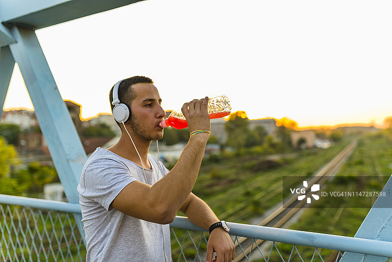 年轻运动员在剧烈运动后放松身心图片素材