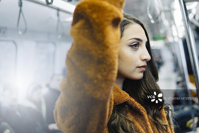 在地下通道的年轻女子图片素材