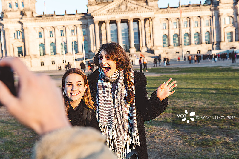 游客在德国柏林国会大厦前拍照图片素材