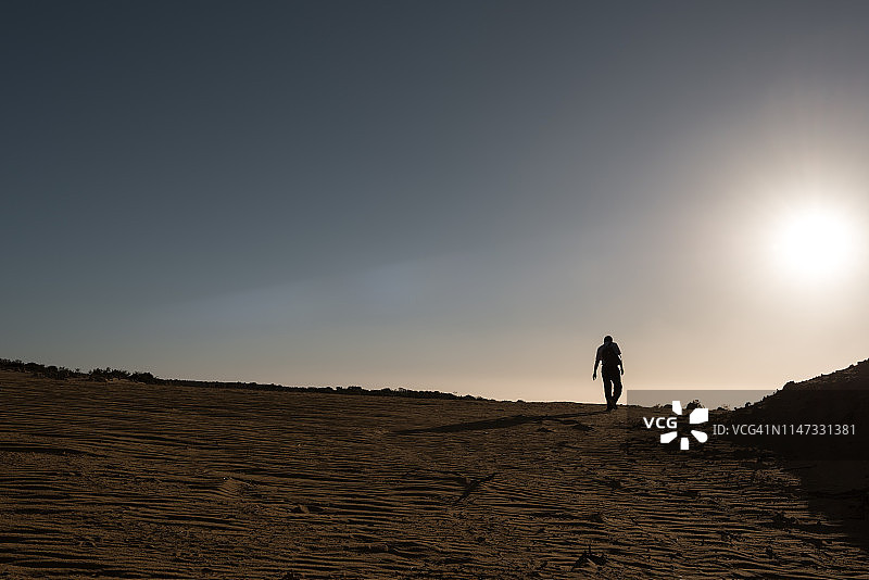 行走中的男人图片素材