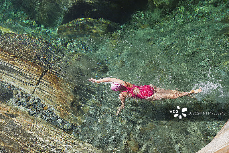 瑞士提契诺州韦尔扎斯卡河游泳的女子图片素材