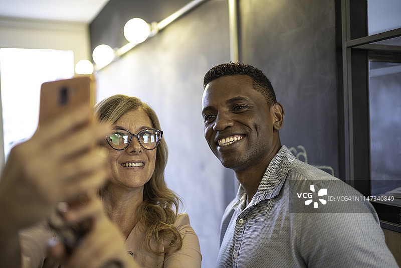 朋友同事在工作中自拍图片素材