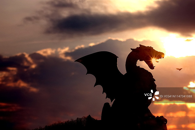 斯洛文尼亚卢布尔雅那Zmajski most的龙雕塑轮廓图片素材