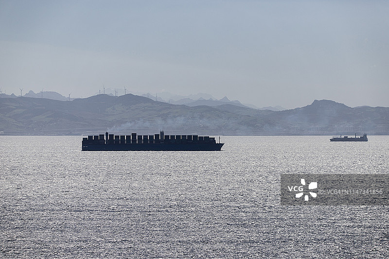 西班牙安达卢西亚塔里法直布罗陀海峡集装箱船图片素材