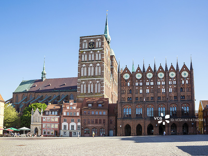 德国梅克伦堡-前波美拉尼亚施特拉尔松老城区圣尼古拉斯教堂和市政厅图片素材
