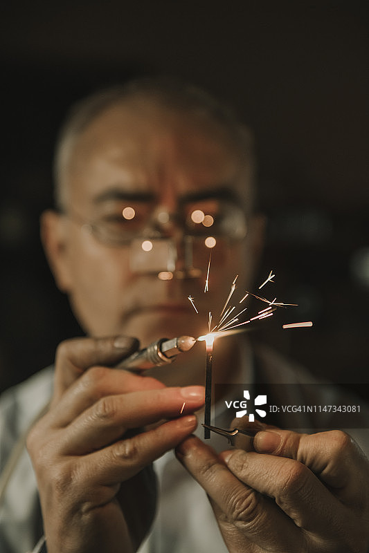 焊接贵金属的手工匠人 портрет图片素材