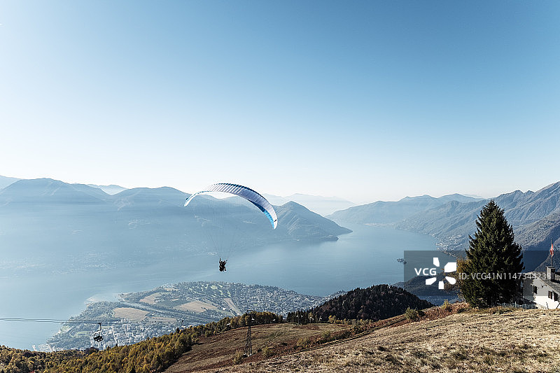 瑞士提契诺州：马焦雷湖上的滑翔伞图片素材