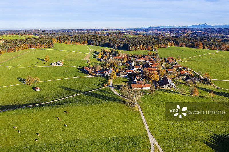 德国巴伐利亚州佩雷茨霍芬鸟瞰，迪特拉姆斯采尔附近图片素材