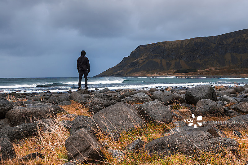 挪威罗弗敦群岛埃格姆男子观景背影图片素材