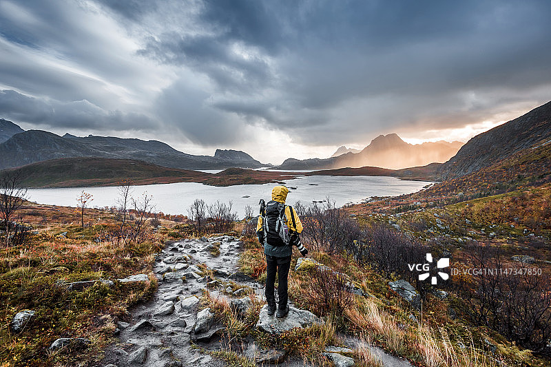 挪威罗弗敦群岛：徒步前往鲸鱼海滩的旅行者图片素材