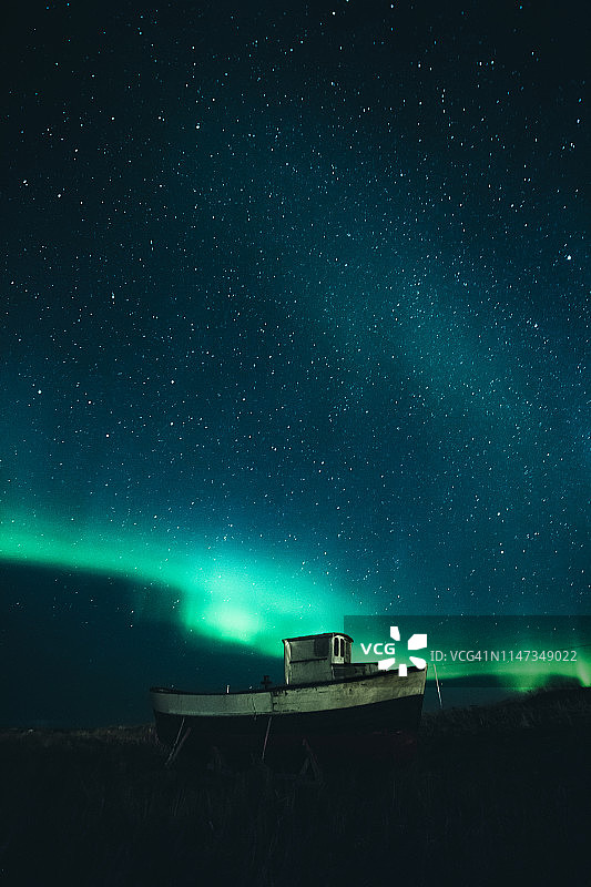 挪威罗弗敦群岛埃格姆星空下的渔船和北极光图片素材