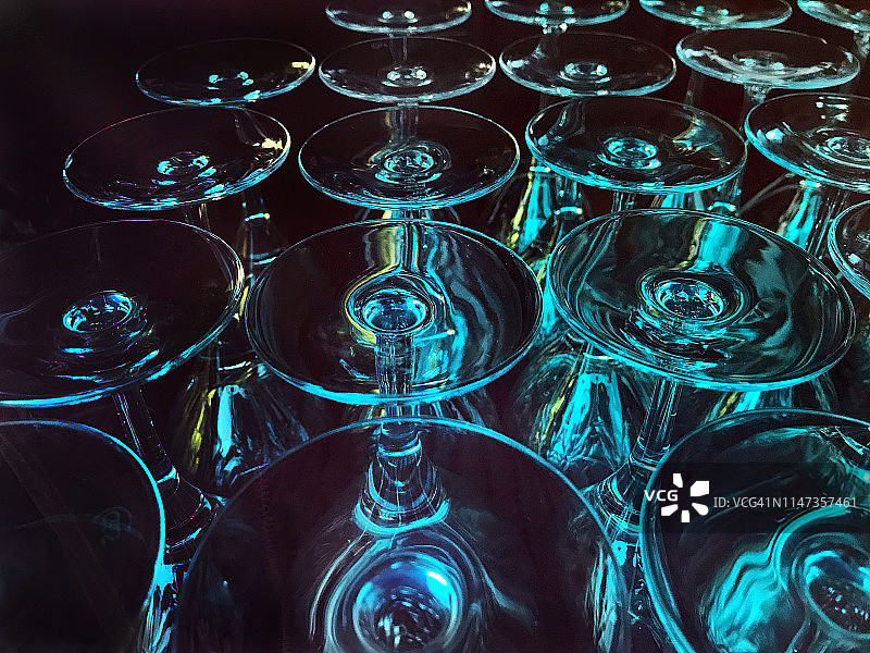 吧台玻璃杯架，蓝色灯光黑色背景图片素材