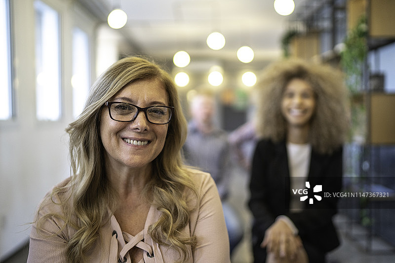 参加商务会议的中年女商人图片素材