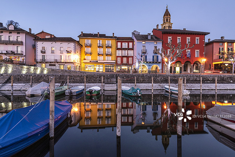 阿斯科纳小港口的日落图片素材