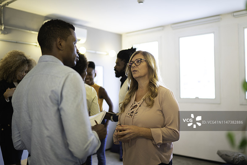 在工作场所交谈的商务人士图片素材