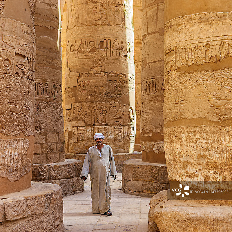 埃及古庙里的埃及男人图片素材
