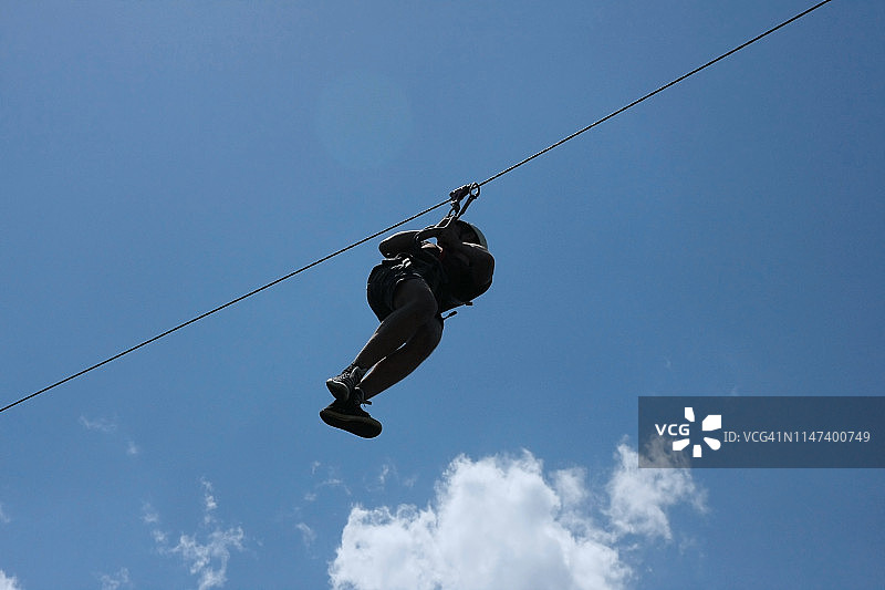 体验高空滑索的女人图片素材