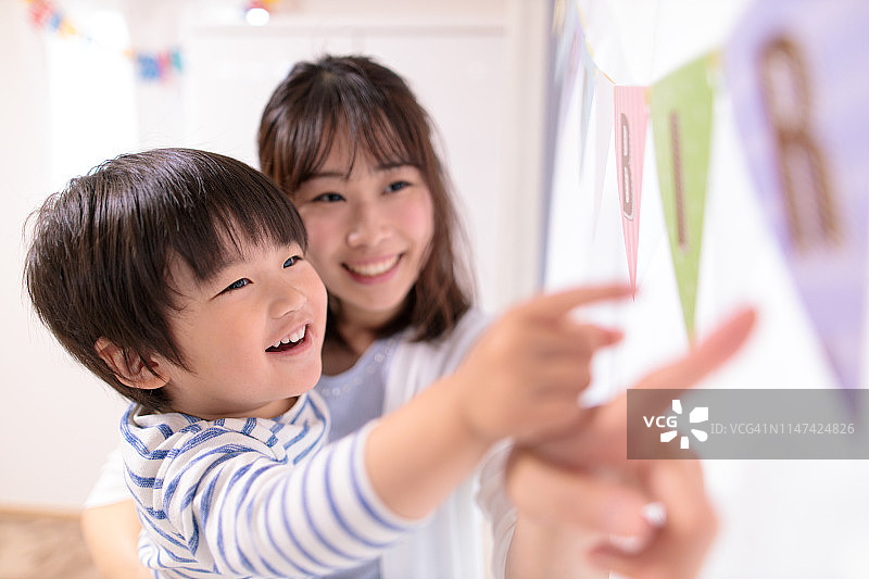 年轻母亲和儿子准备生日派对图片素材