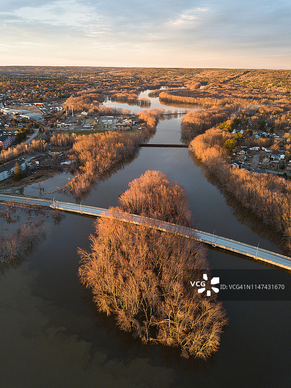 纳什瓦克河与圣约翰河交汇处的洪水（2019年圣约翰河洪水期间，加拿大新不伦瑞克省弗雷德里克顿）图片素材