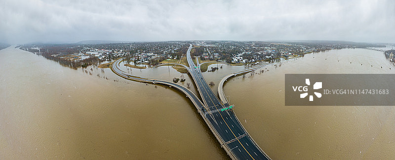 加拿大新不伦瑞克省弗雷德里克顿市西摩兰街桥梁洪水航拍全景图片素材
