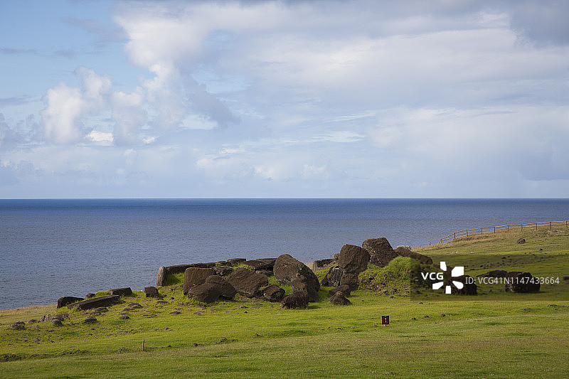 智利复活节岛的莫埃石像图片素材