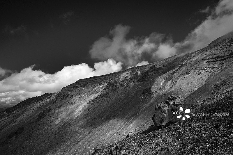 火山坑边缘图片素材