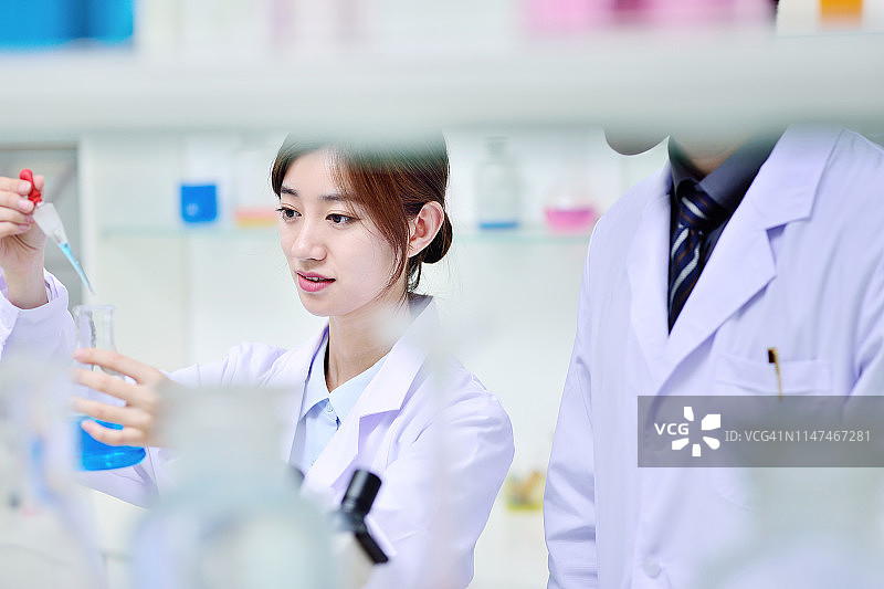 在实验室工作的两位科学家图片素材