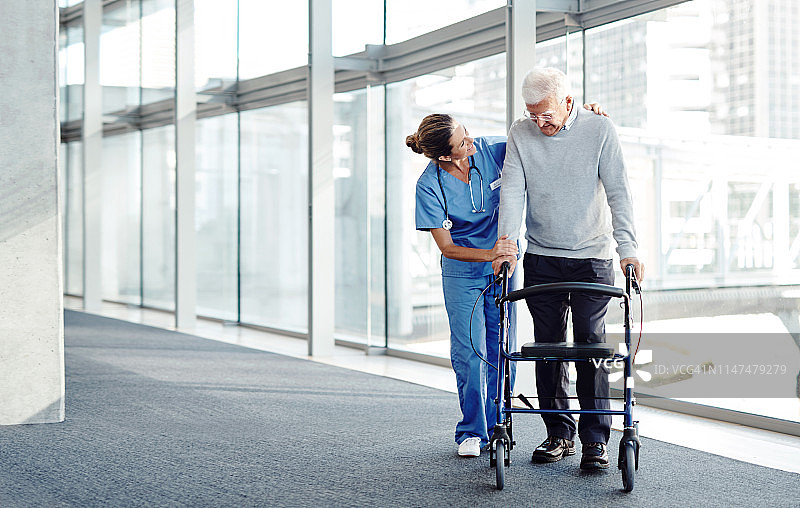 她在帮助我重新站起来图片素材