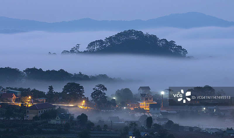薄雾夜色中的城市 - 越南大叻图片素材