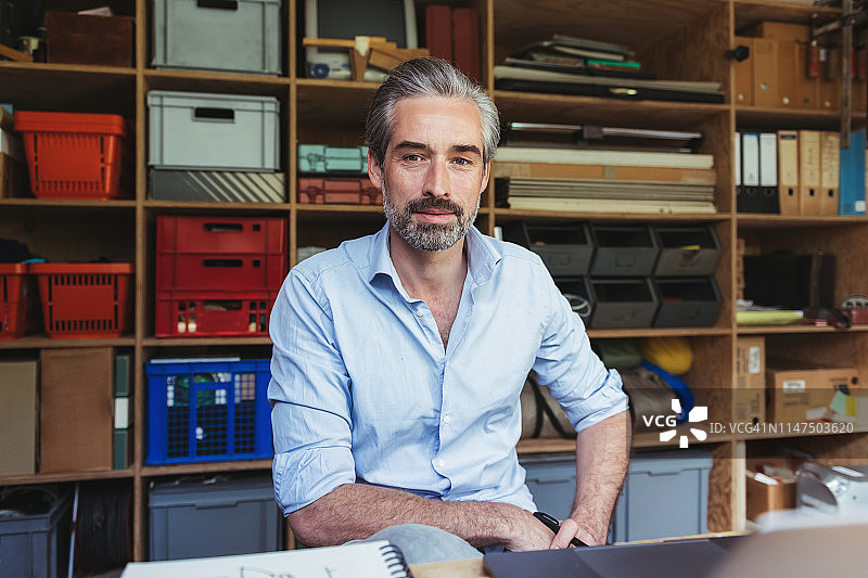 在家办公桌前工作的创意男士肖像图片素材