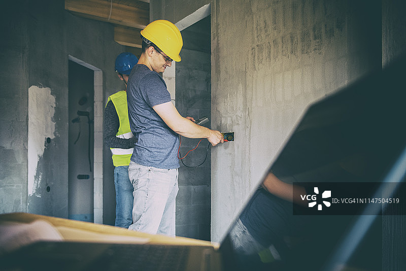 电工检测电压图片素材
