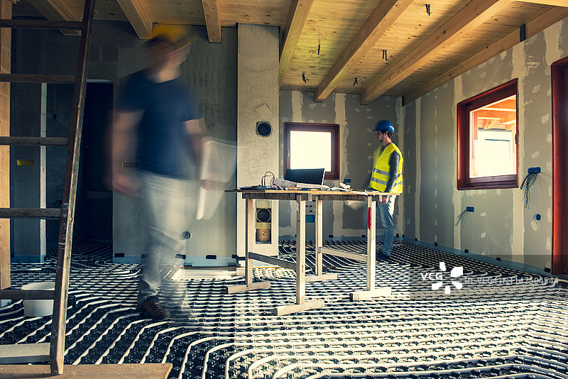 在建筑工地工作（动态模糊）图片素材