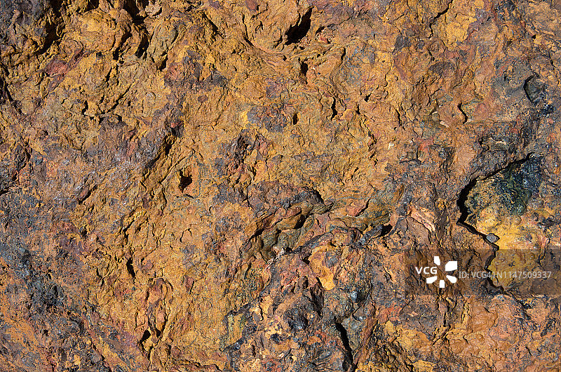 赭色角砾岩（由大块角状碎屑组成的碎屑沉积岩）图片素材