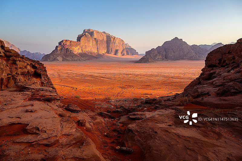 约旦瓦迪拉姆沙漠红色沙丘和奇岩的日出景色图片素材