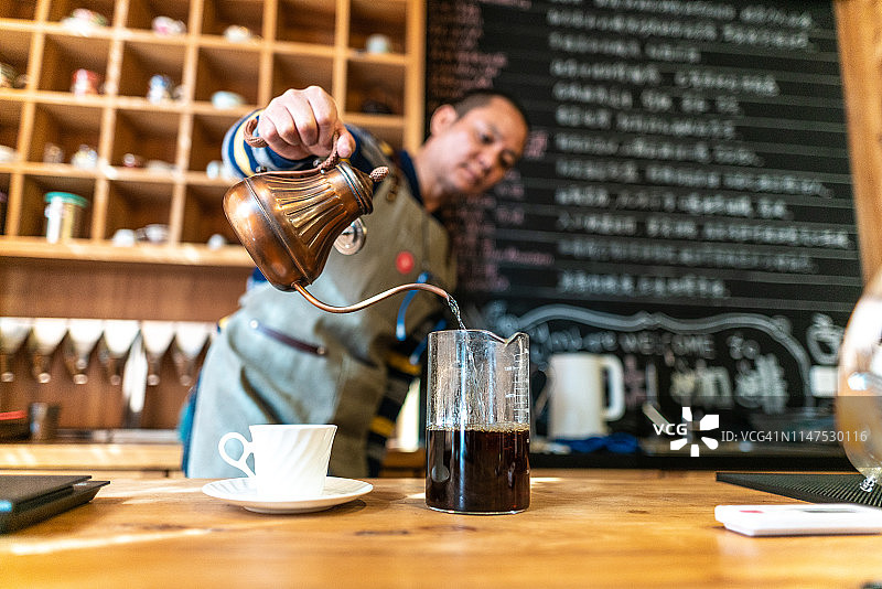 中年男人在咖啡实验室制作咖啡图片素材