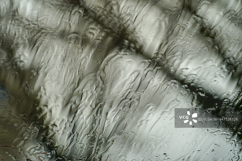 雨滴窗户外的花园景色图片素材