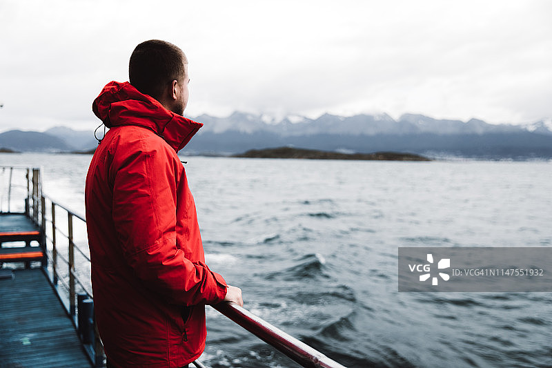 男人乘坐游轮探索比格尔海峡乌斯怀亚图片素材