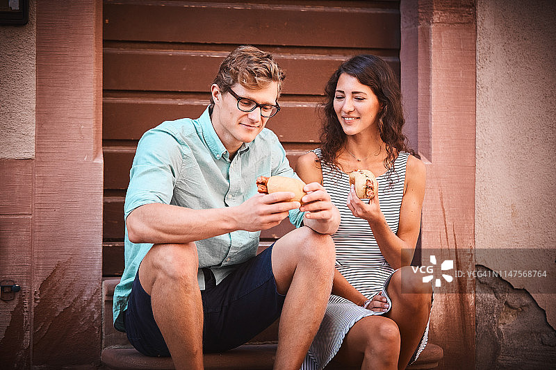 情侣在城市长廊上享用美食图片素材
