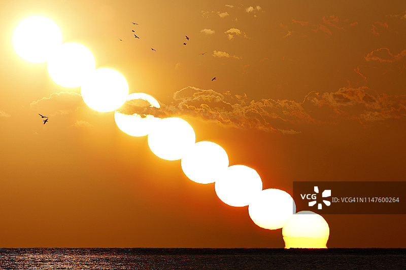 从蒙特马丁海滩看到的日落图片素材