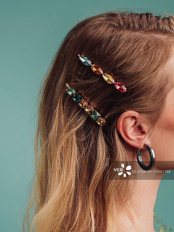 佩戴漂亮发夹的女人图片素材